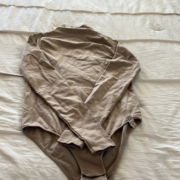 Skims Essential Mock Neck Long Sleeve Bodysuit - Picture 6 of 8